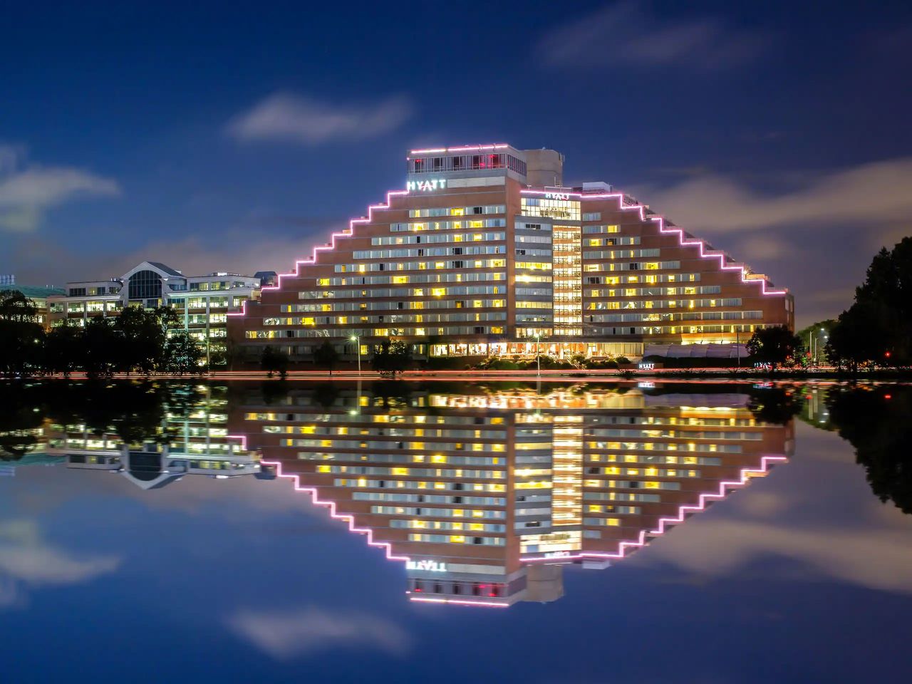 찰스강에 비친 Hyatt Regency Boston/Cambridge 야경